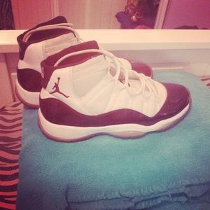 I am selling my black and white Jordan’s